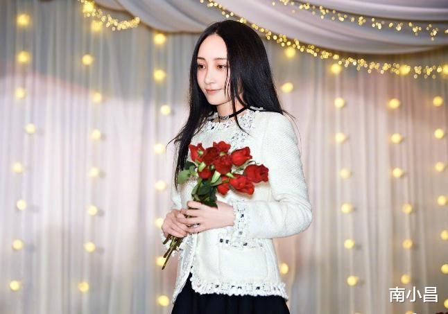 出轨的代价!姚笛晒合影表情僵硬,动作拘谨,自曝已3年未化妆