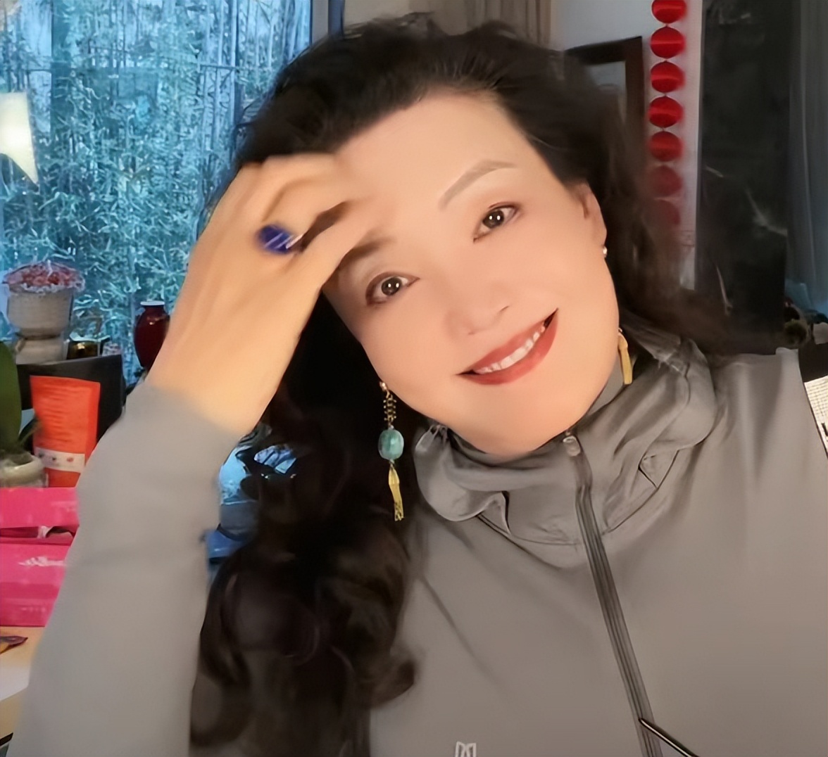 大s现身后续!张兰戴墨镜、文胸外穿内涵前儿媳,网友:还差光头