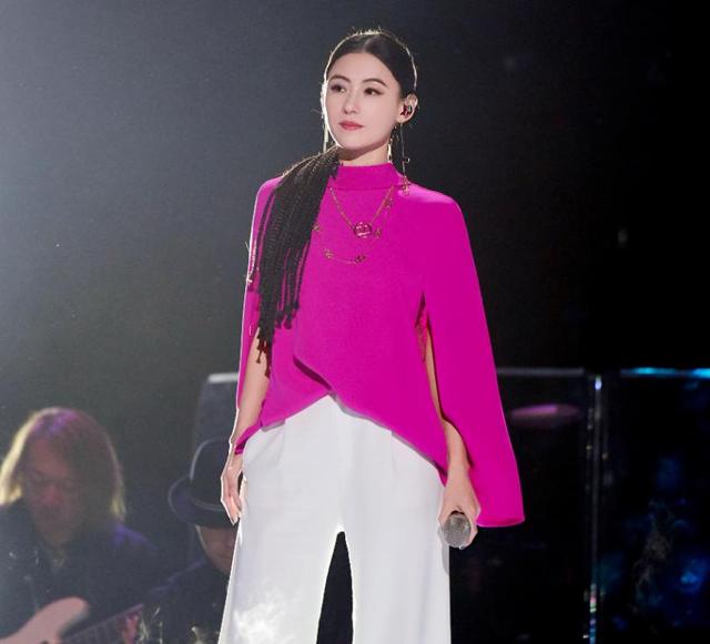 44岁张柏芝直播曝光！梳大光明贴头皮，轻奢穿出贵气