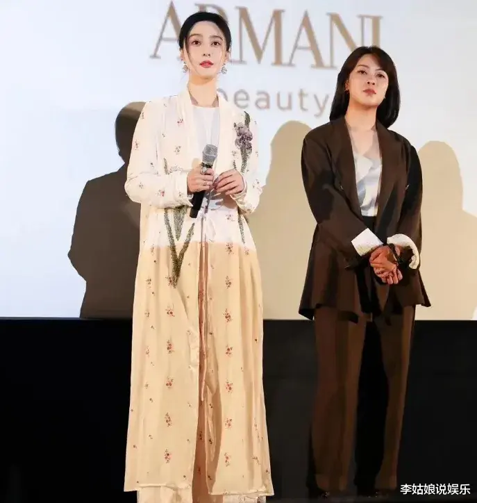 43岁范冰冰柏林惊艳亮相,重工刺绣长衫展东方美学,转型获赞重塑演技巅峰!