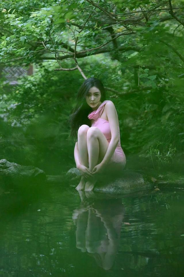 张天爱,一袭粉裙自在山林涧,来一起玩水吗?