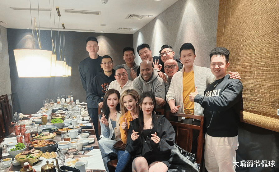 马布里47岁生日聚会孙悦新女友引关注：酷似陈露 大长腿吸睛