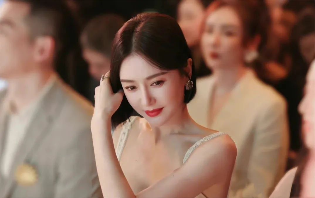 44岁冻龄女神的她,活成了多少人心目中的白月光!