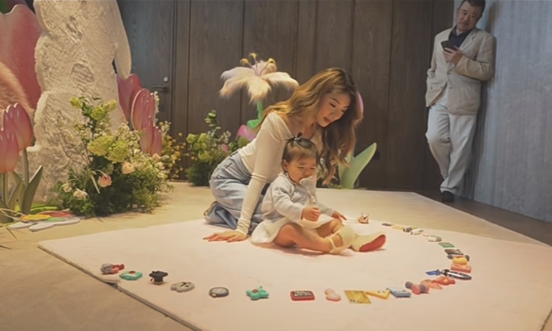 程晓玥为1岁女儿庆生,豪门公公婆婆罕见出镜,公公帅气文质彬彬