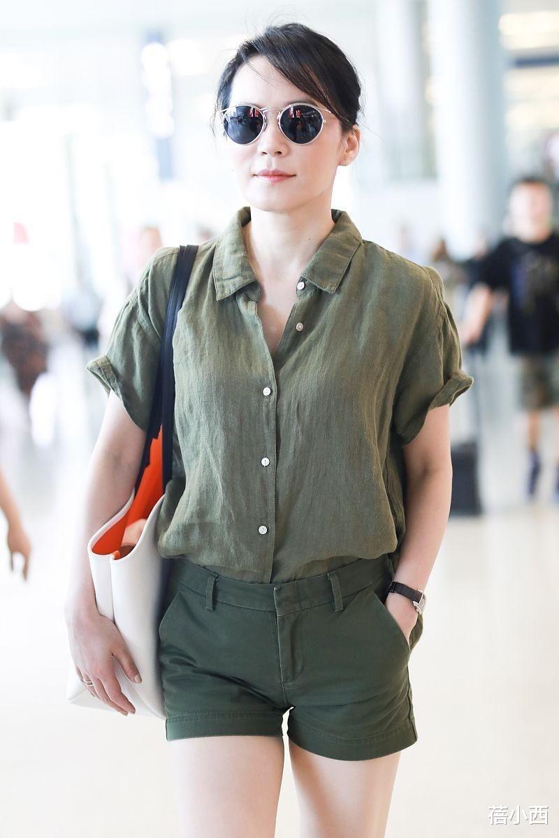 俞飞鸿剪了短发后气质更高级!穿短上衣+喇叭裤,53岁美出新高度