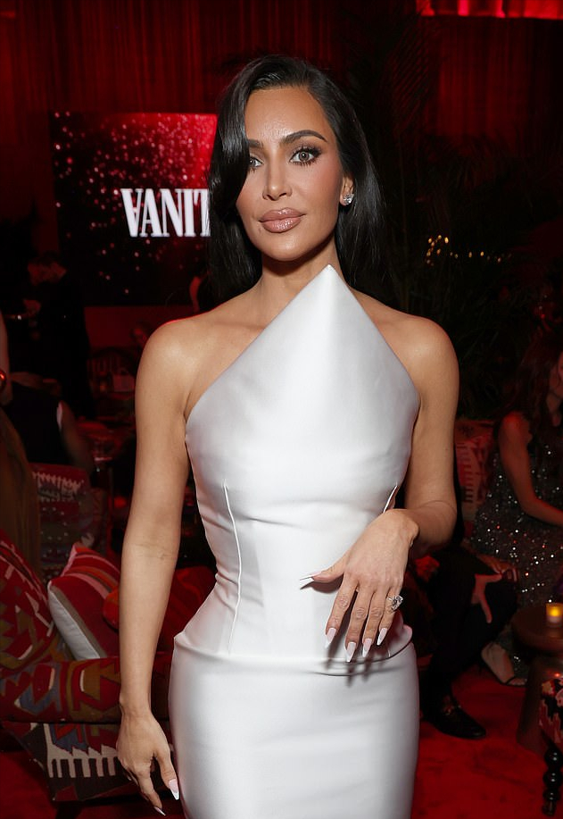 金卡戴珊在奥斯卡美成女神!尖头裹身裙可以“戳人”?绝美身材啊