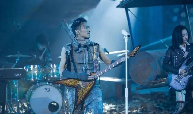 55岁的王菲凭什么能被谢霆锋深爱这么多年，其实真相俗套又露骨