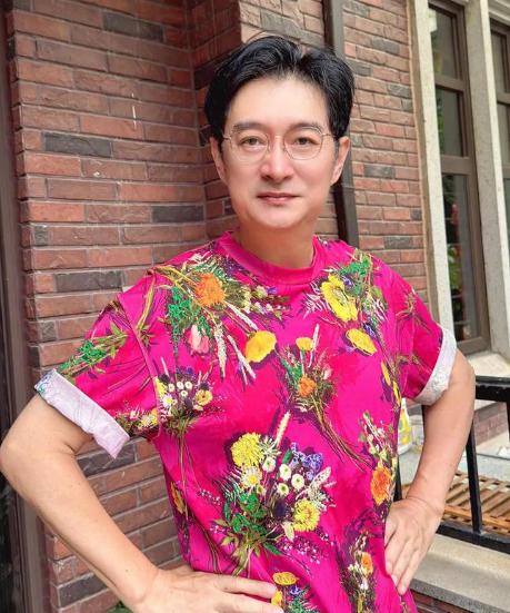 黄安妹妹出家,斩断尘缘踏上修行路,身穿素衣难掩精致五官