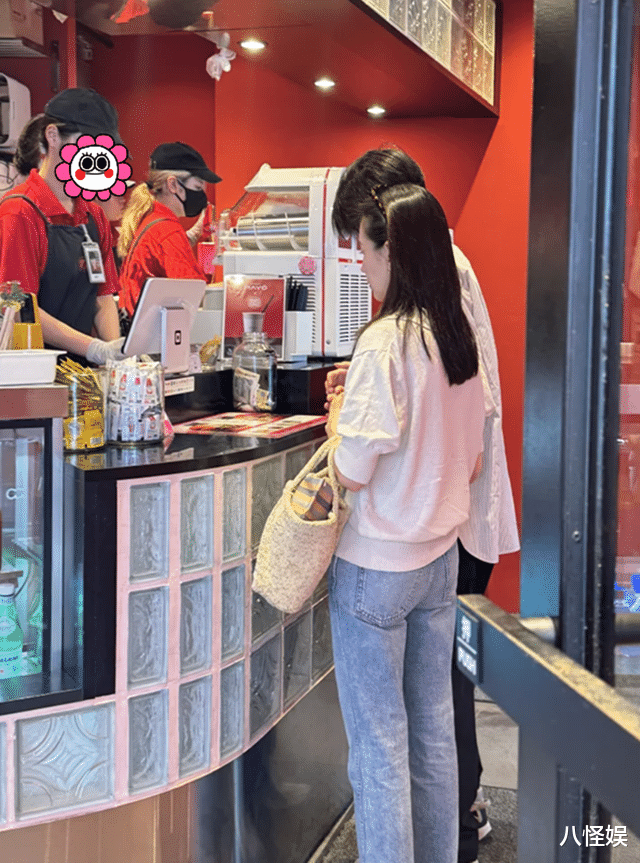 董洁带儿子国外度假，顶顶身材高大像成年人，母子同框似情侣