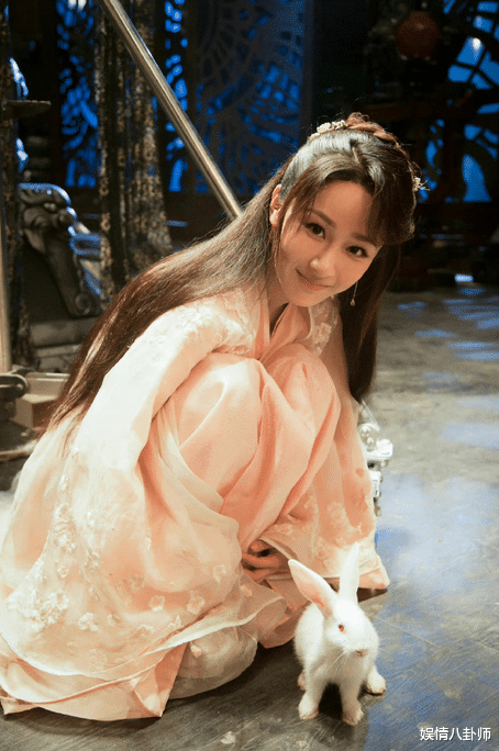 32岁杨紫晒新视频！齐刘海配红色套装时尚感强，评论区却一片吐槽