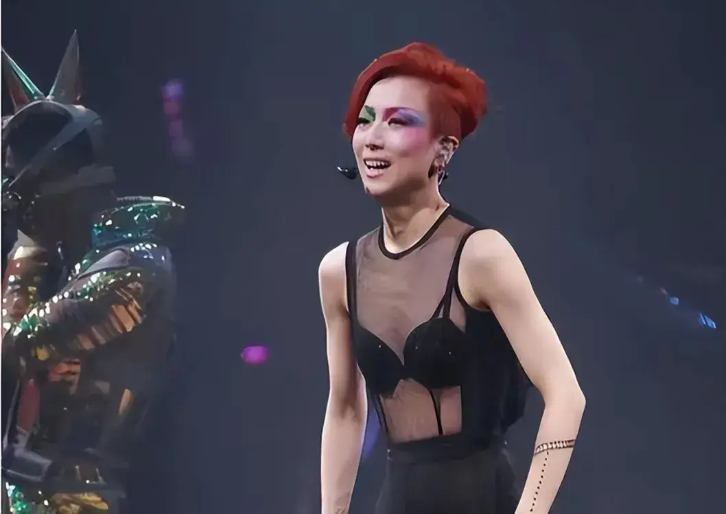 对许志安执迷不悔？瘦到脱相的郑秀文让女人清醒：爱情经不起考验