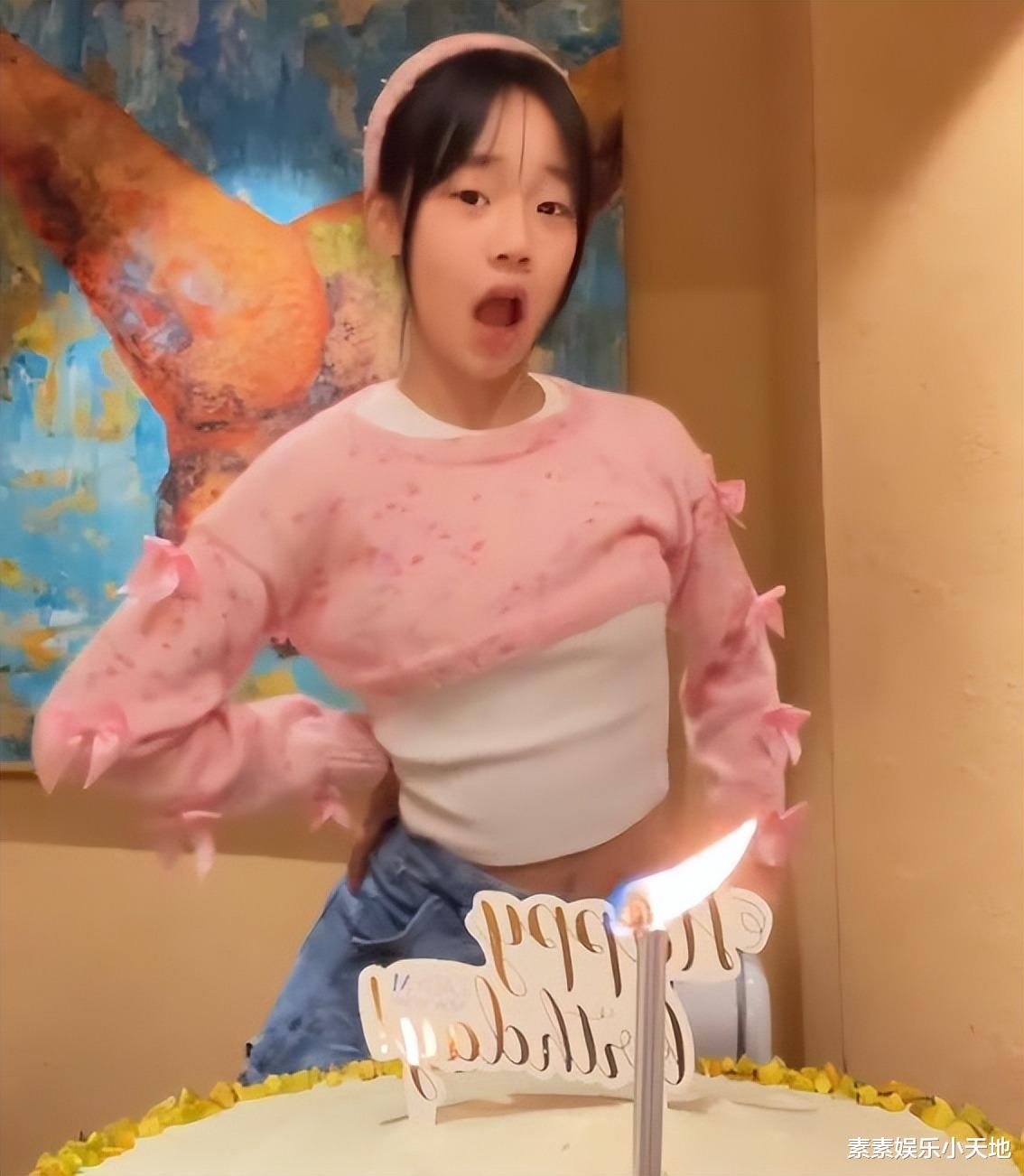 许老三小学毕业走性感路线，12岁穿露肩裙擦口红，比两个姐姐漂亮