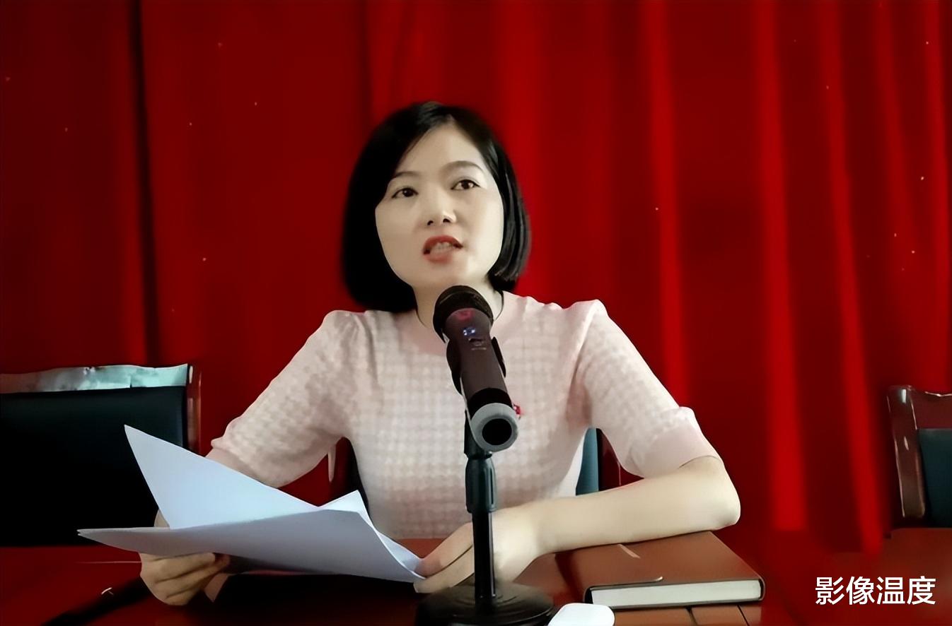 万县毛奇被举报后续:下属李佩霞履历曝光,大量高清图片被扒,人很漂亮优雅