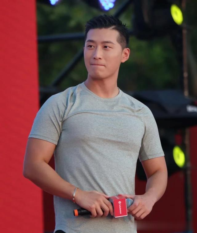 来看看两位型男男演员，行走的荷尔蒙男人味十足，演技精湛。