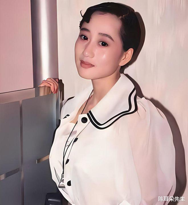 李连杰妻子利智，白色轻纱衬衫，短发造型，年轻漂亮有活力