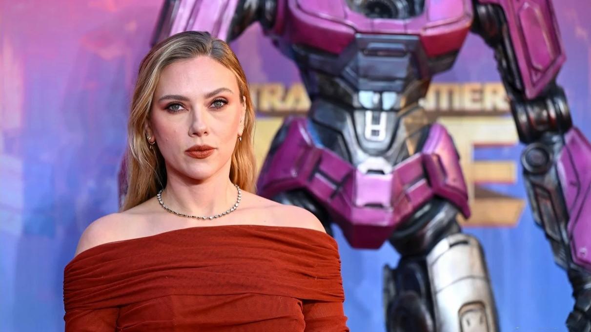 《变形金刚：起源》伦敦首映，斯嘉丽·约翰逊携手锤哥亮相首映礼