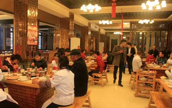 公司聚餐，同事带女儿参加，小孩在酒桌上说一话老板脸气绿了