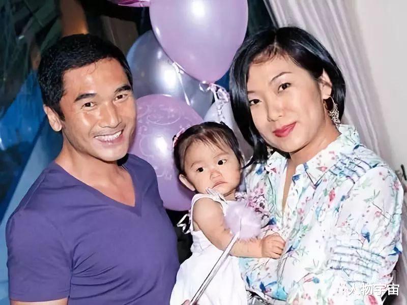 她是带球嫁帅哥最丑港姐，忽视丈夫却被深爱，培养女儿成马术精英