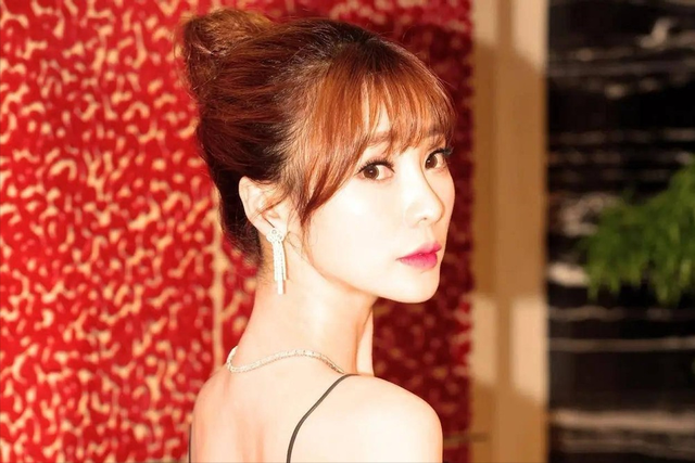 43岁“嫁不出去”的柳岩，到底是好牌打烂，还是家庭使然？