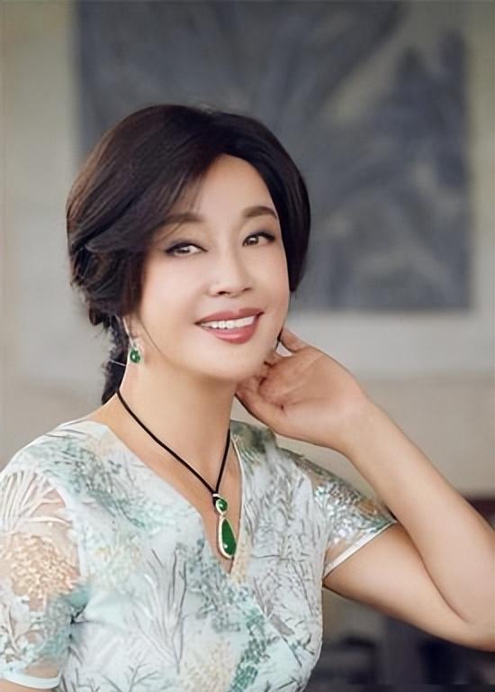 炸窝了！曝70来岁刘晓庆有很多个男友，聊天记录被流出，牵扯多人