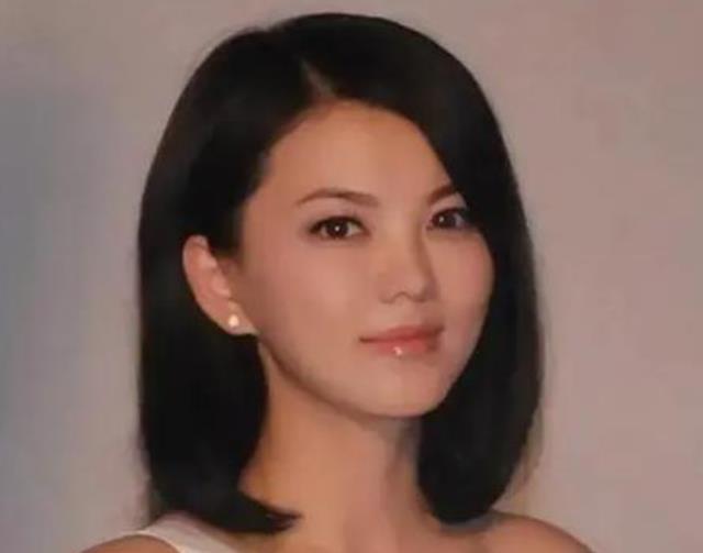 郭晶晶低调捐款三个亿,力压百万伙食费的李湘,真假贵妇一目了然