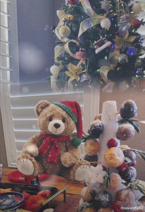 33岁郑爽近照曝光，穿着休闲装笑得很开心，不当明星后很潇洒