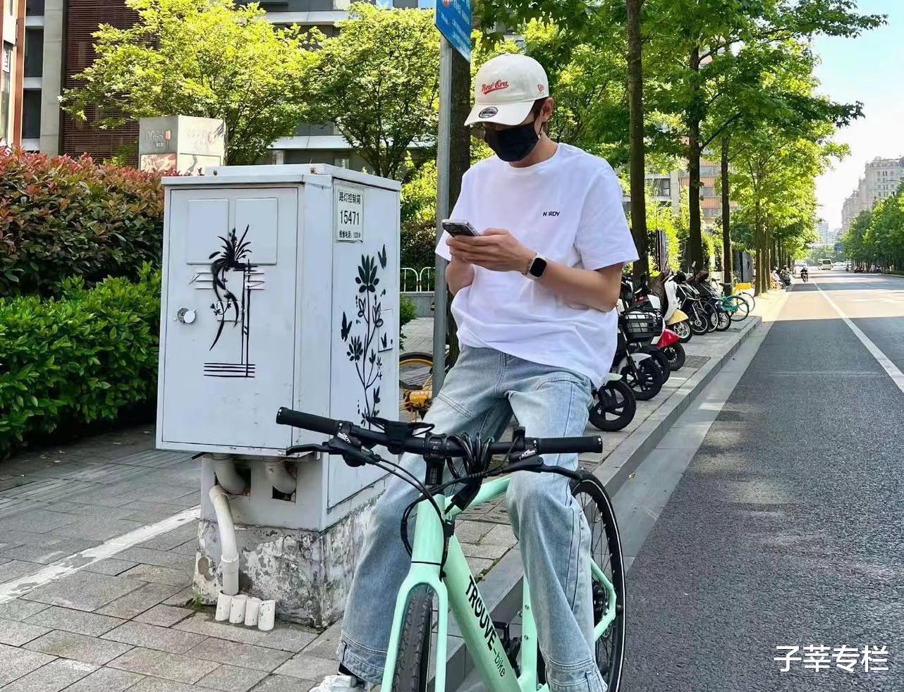 笑不活！见霍建华拿1块砖当礼物，林更新评论区炸了：脑子别颠坏