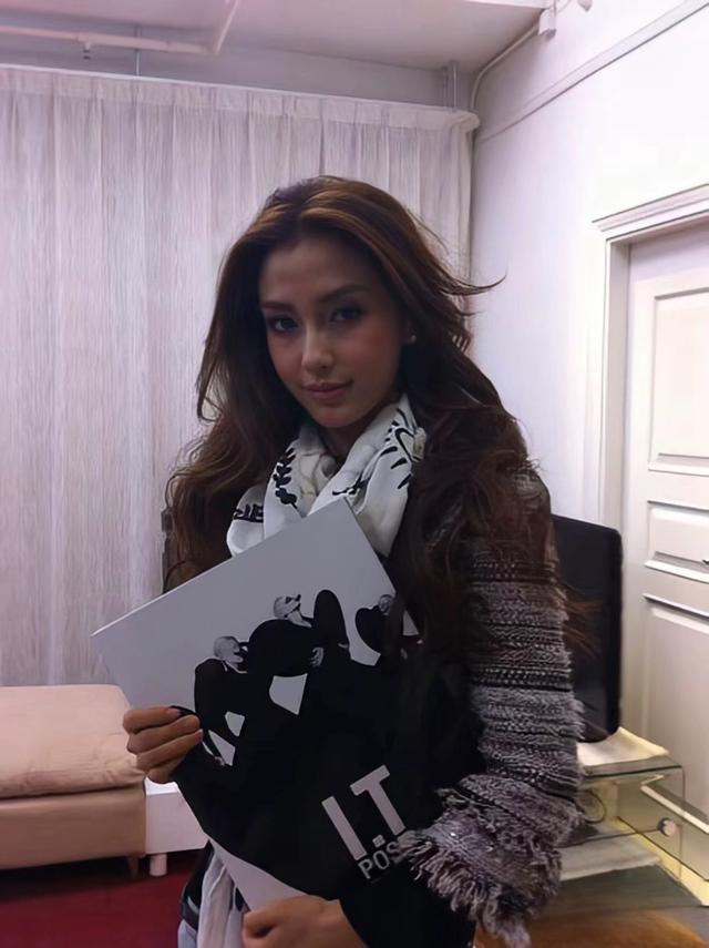 19岁的Baby美到了巅峰,整了一张嘴,换来了终生开朗外向,太值了