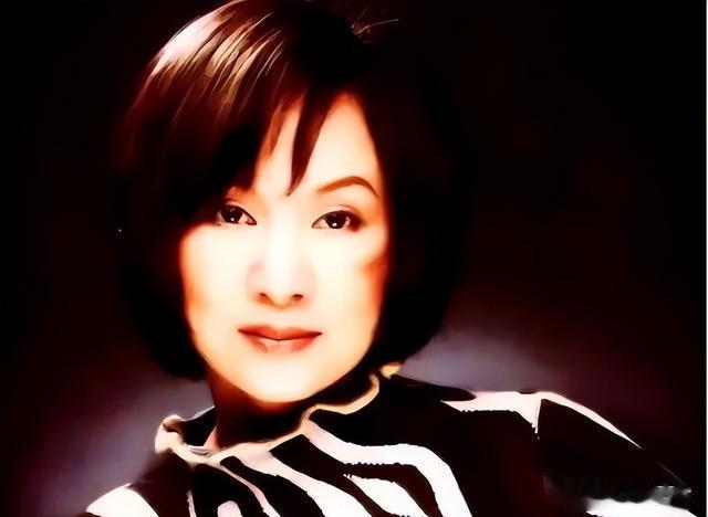 郑绪岚|41年前靠登上春晚走红,却转身加入美国国籍,如今想回国捞金