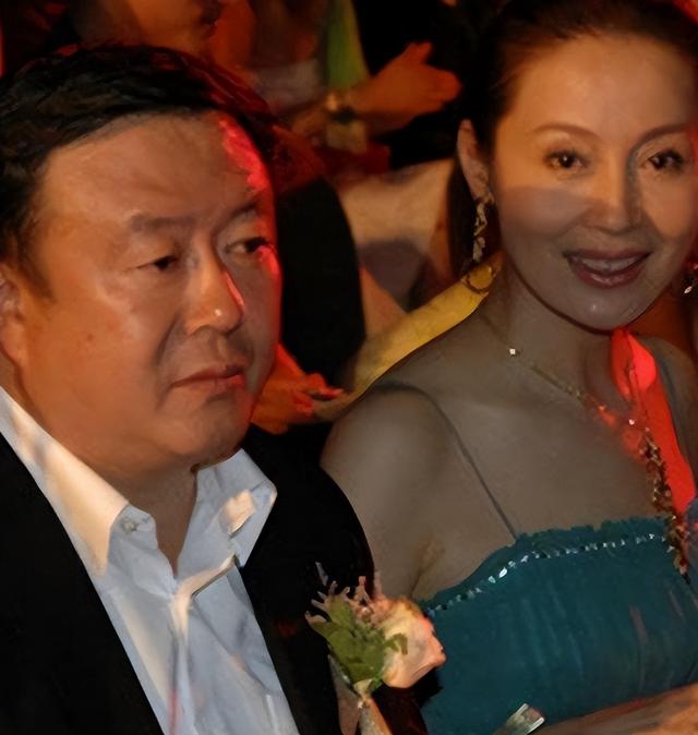 挤走原配嫁二婚导演,婚后19年不造娃被抛弃,如今69岁终自食恶果