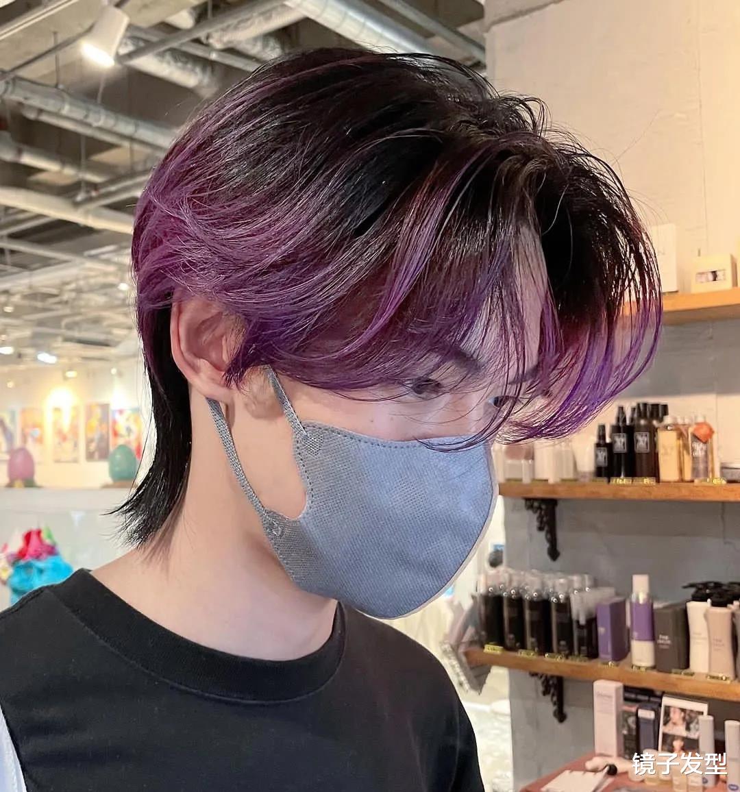 时尚新宠，18 到 30 岁男士的微中分狼尾鲻鱼头，露耳效果帅炸天