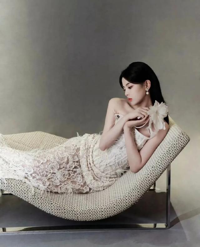 杨超越新娘装,又纯又欲,好像白色美人鱼,谁都想娶的完美女孩!