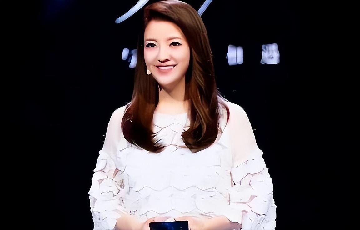 她和撒贝宁同居4年,却转身找了个富豪男友,现“沦落到”当网红