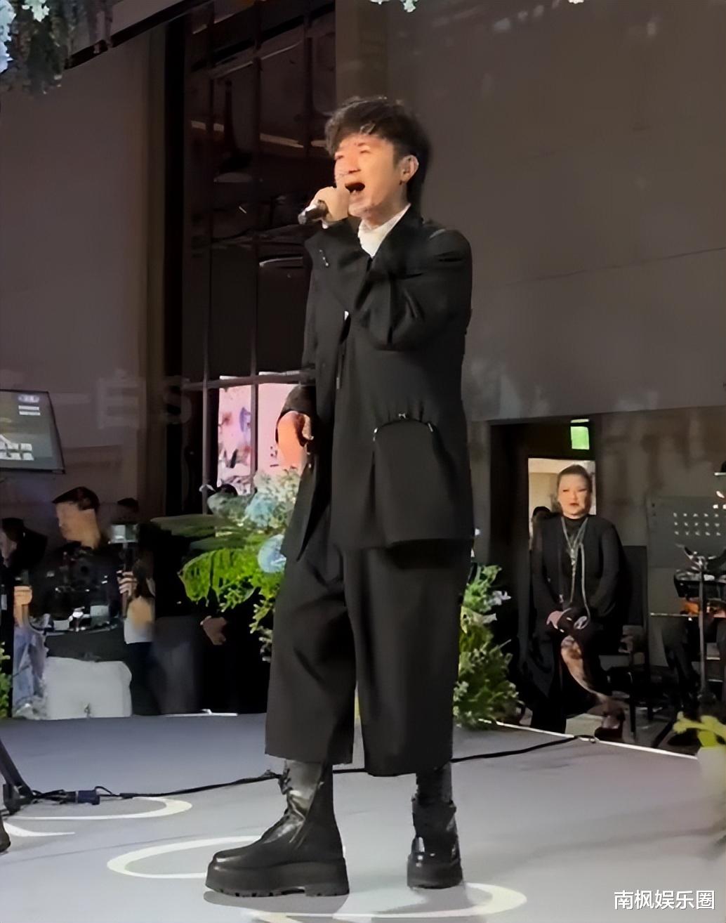 萧敬腾婚礼：贾静雯露肩，小S露腿，都败给了“全裹”出镜的舒淇