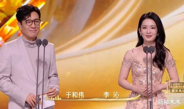 金鹰奖状况百出：闫妮险摔倒，何炅刘涛接连嘴瓢，赵丽颖紧张变脸