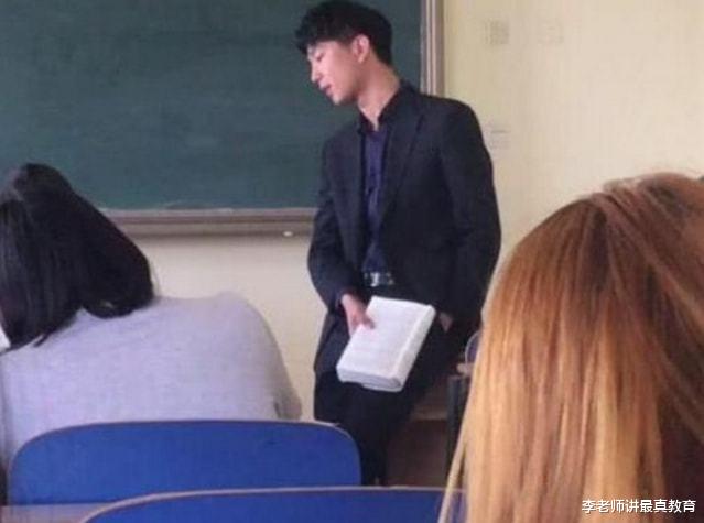 网上都说教师这个职业工资高假期多，为何男教师却越来越少呢？