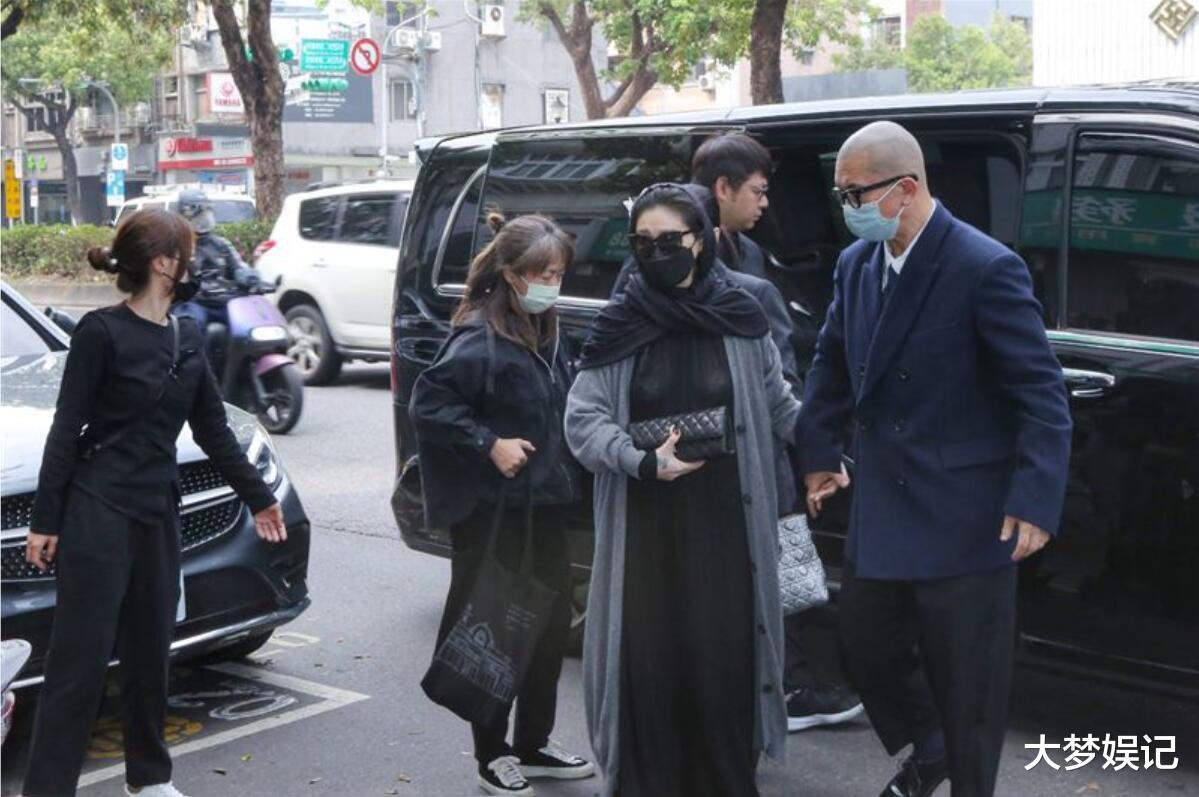 大S隔5年现身“头顶长白发”登热搜！外露画面被拍，网友狂赞：好真实