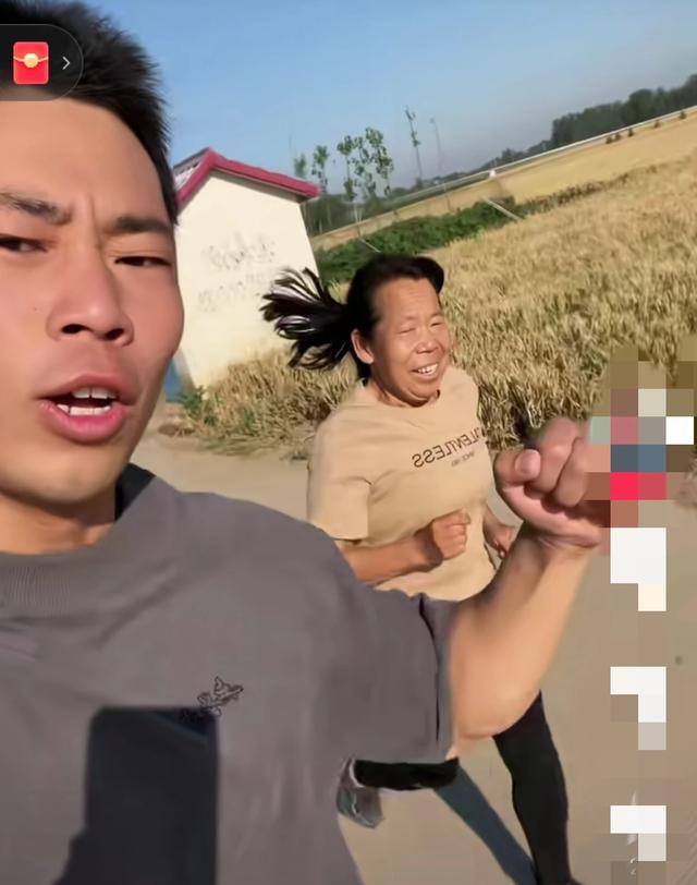 热辣滚烫?男子带60岁的妈妈健身 一年后变化惊人 身材和颜值大变样!