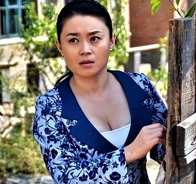 和赵本山绯闻不断,41岁仍单身,关婷娜被郭德纲调侃心胸宽广