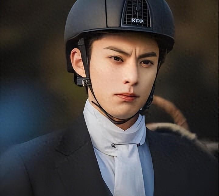 尖嘴猴腮别硬演富豪角色，几位男明星，站在那就是“人间富贵竹”