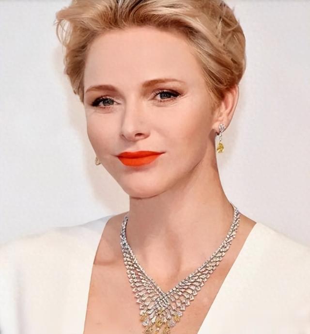 摩纳哥亲王撇下正妻夏琳,高调带着私生女出席晚会,不给王妃面子