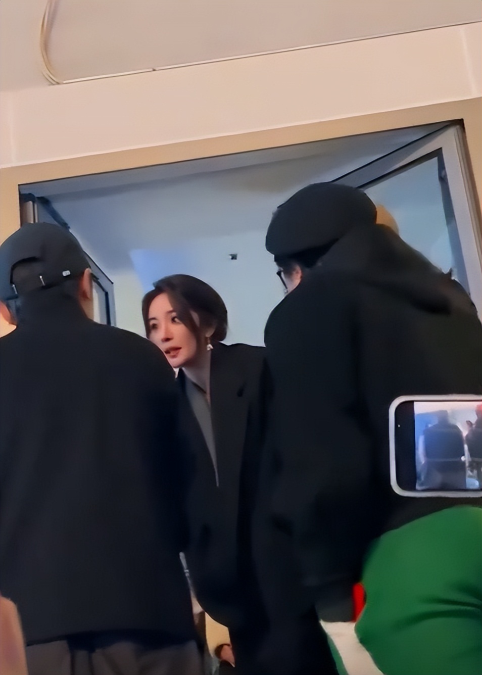 北京这一夜,人情世故、江湖地位,在杨幂和张艺谋这张照片上体现得淋漓尽致