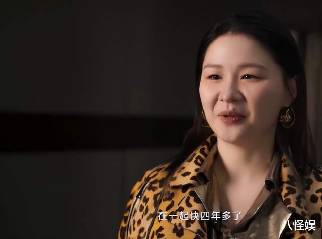 金靖晒照宣告出月子，染眉毛涂红唇美美外出，生娃后越来越好看