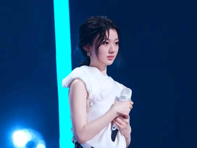 单依纯|音符铸翼，梦想翱翔：好声音冠军单依纯，从校园到舞台的华丽蜕变