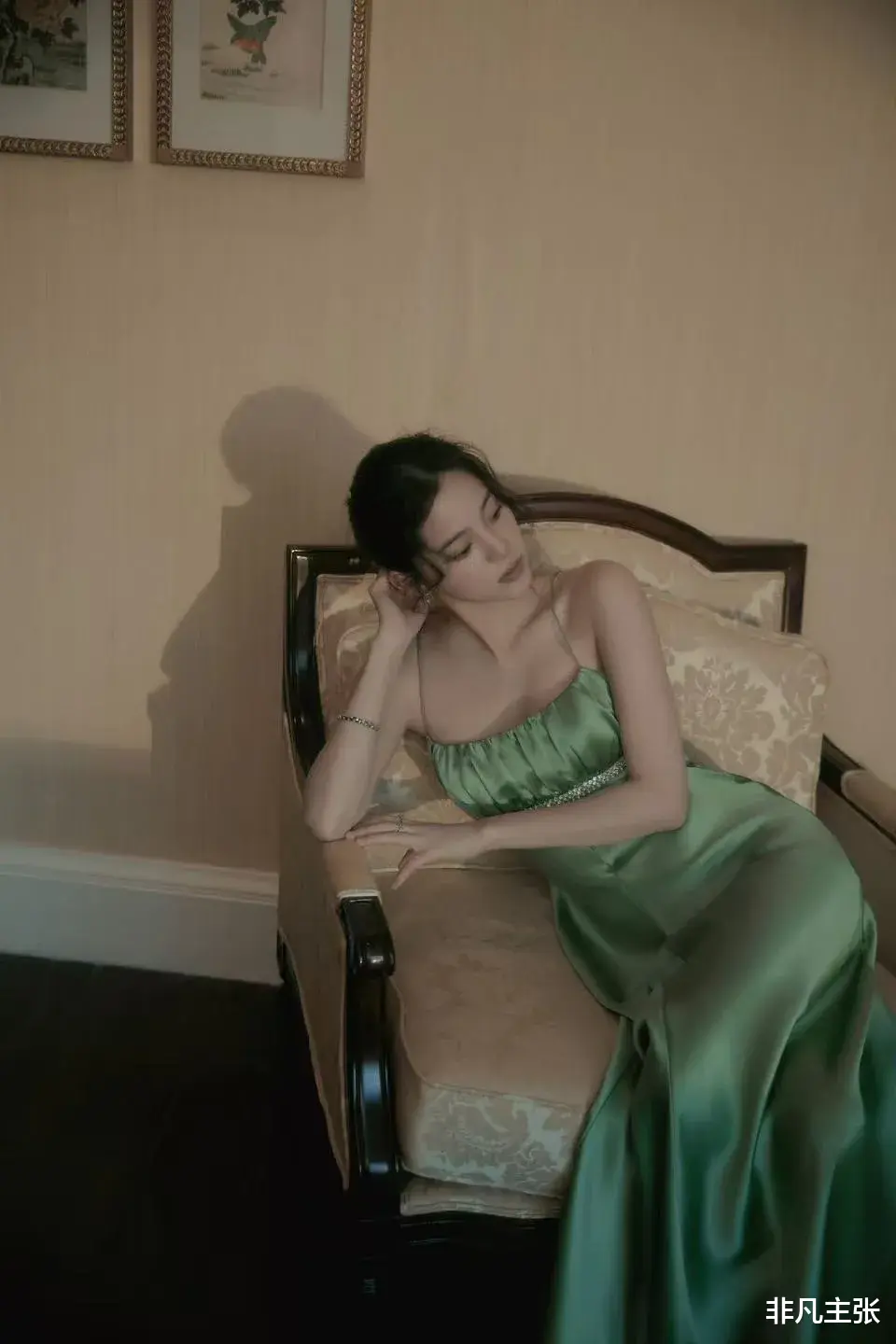 欧阳娜娜轻熟风路线已全开，穿吊带裙凹凸身材藏不住