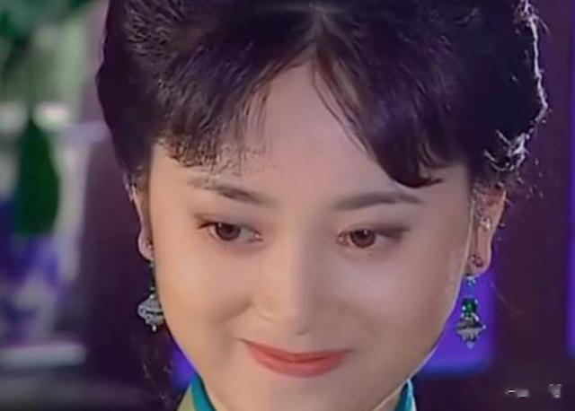 明明是傅文佩无用才会被赶出陆家,为什么依萍却对雪姨恨之入骨?