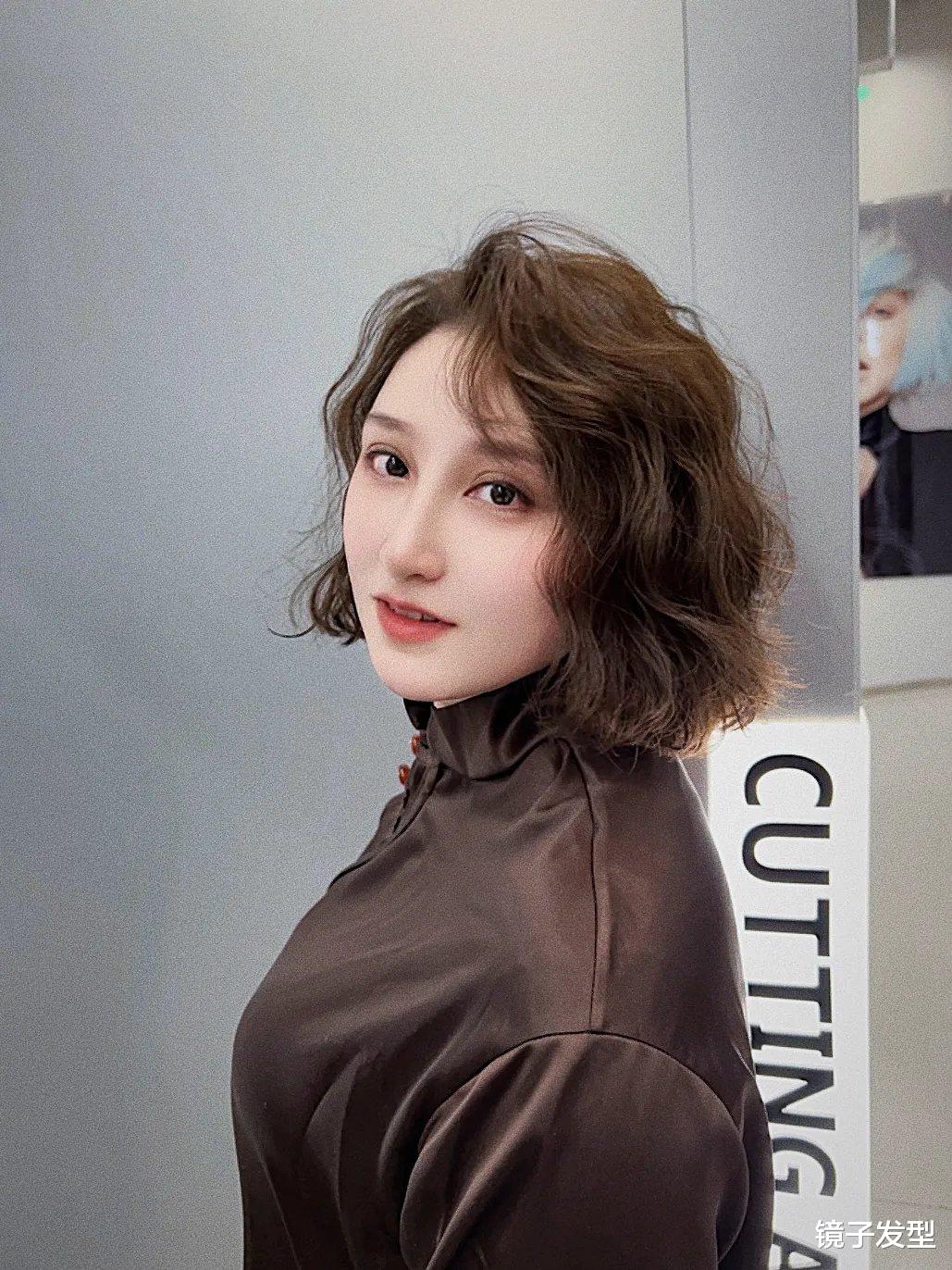 发型之美:从锯齿刘海短发到长发大波浪的华丽转身