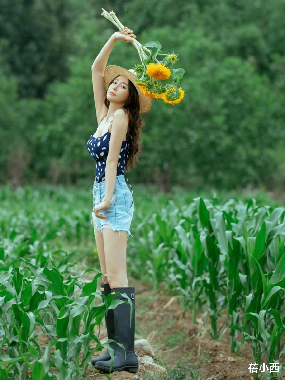 被秦岚的庆生图惊艳到!穿小白裙嫩得像个“水蜜桃”,真让人心动