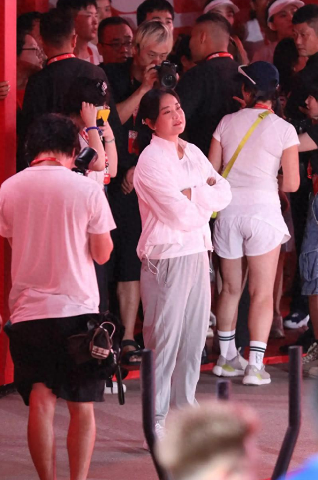 减肥开始反弹了?贾玲现身品牌活动,身材略显圆润引热议健康重要