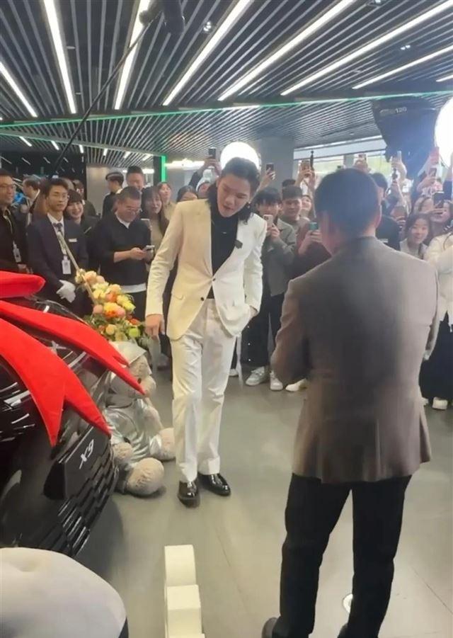 向佐喜提新车，他穿西装也浓妆艳抹，CEO何小鹏亲自交付排面大